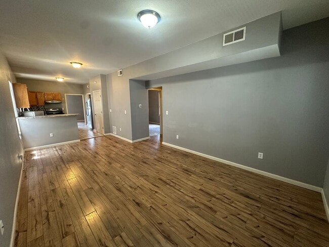 Building Photo - Updated 3-bed 1-bath upper home in Sunnyside with clean finishes and a fresh contemporary feel!