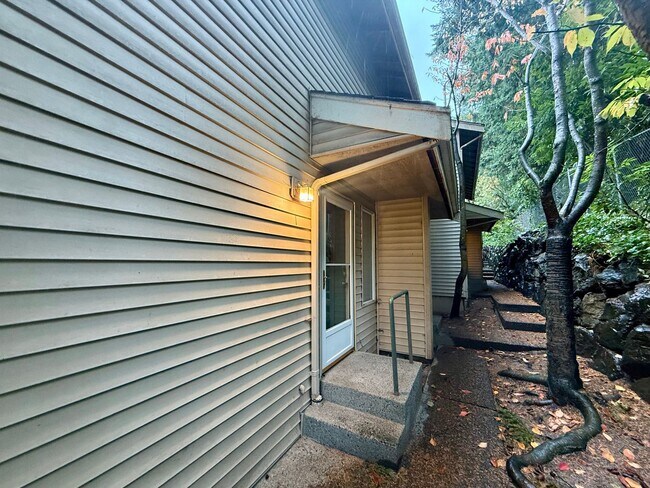 Building Photo - Beautiful 2 bed, 1.5 bath Condo located in...