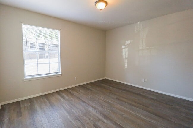 Building Photo - 2 Bed | 2 Bath in Central Tulsa!