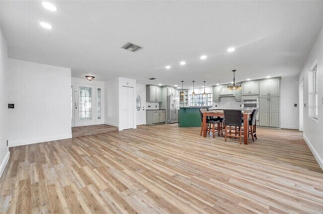 Building Photo - 1520 Windmill Pointe Rd