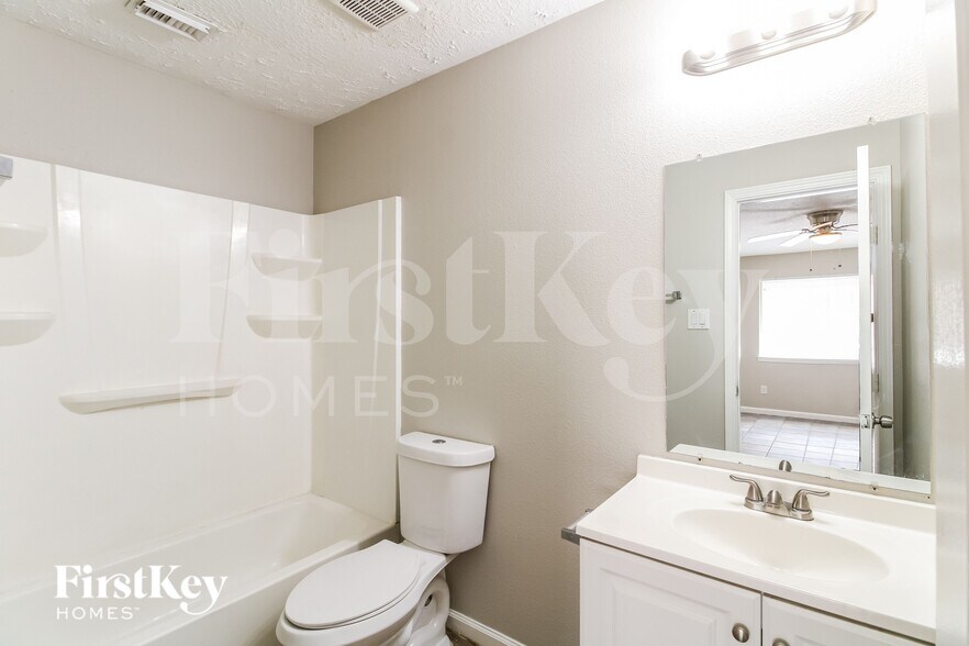 Building Photo - 4427 Ravine Dr