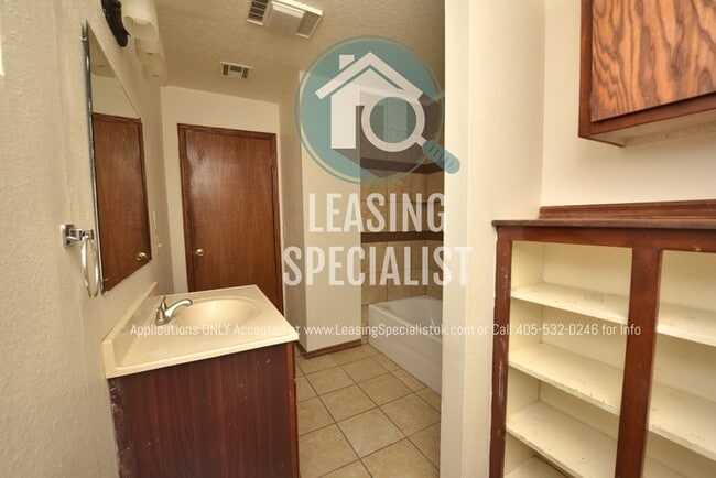 Building Photo - Central Norman 3 Bed 3 Bath MOVE IN SPECIA...