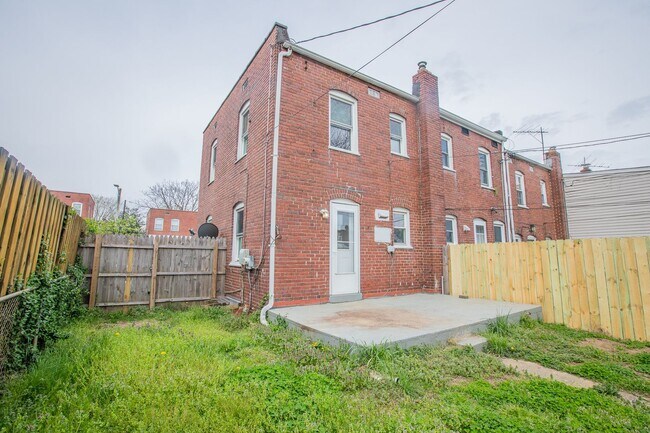 Building Photo - Lovely 2 BR/1 BA EOG Townhome in Brooklyn ...