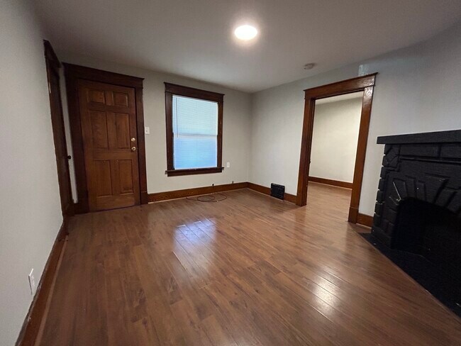 Building Photo - 624 E 24th St