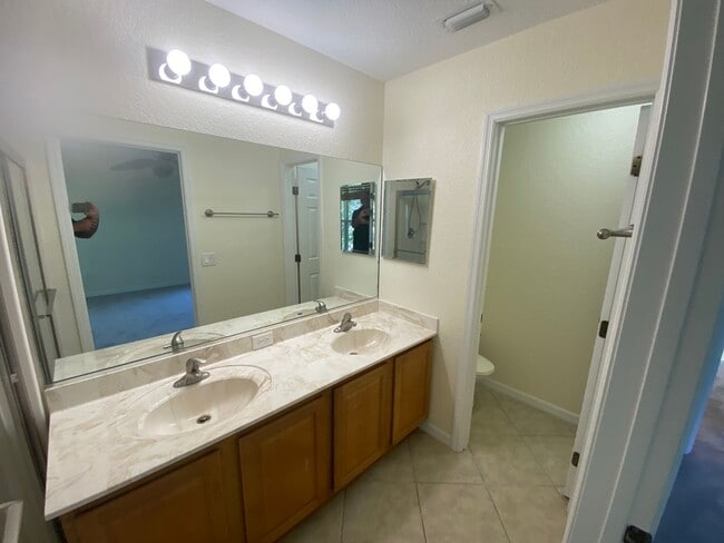 Building Photo - Beautiful, Family & Pet Friendly, 2 Story,...