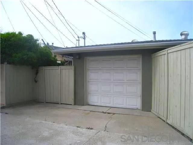 Building Photo - 4857 Mansfield St