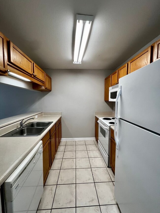 Building Photo - Gorgeous 3 BD 3 BA Townhome Located in Chase's Run!