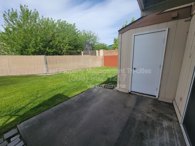 Building Photo - 140 Van Giesen St