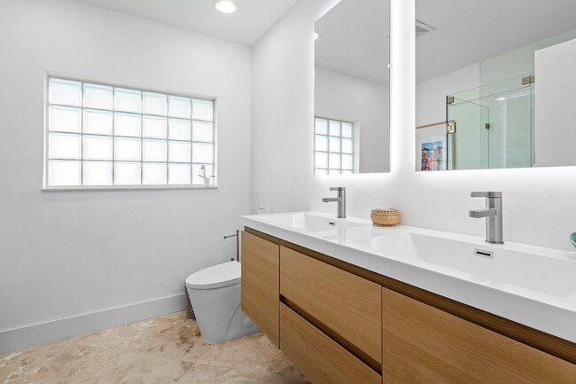 Building Photo - 1332 Tamarind Way