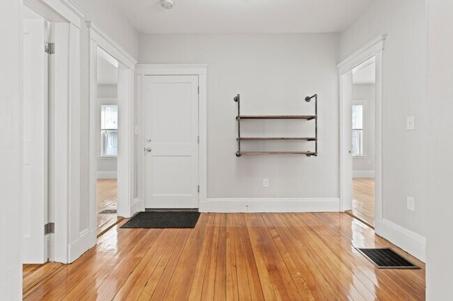 Building Photo - 68 Saxton St