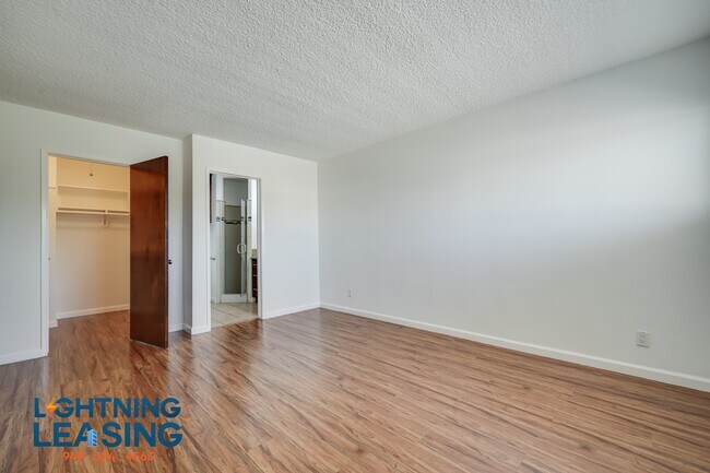Building Photo - 17346 Burbank Blvd