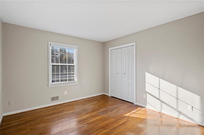 Building Photo - 2857 Fontainebleau Dr