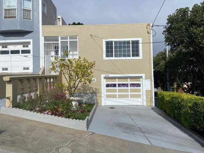 Primary Photo - Single-Family Home 4BD/3BA Is Immediately ...