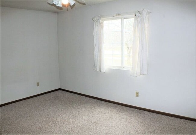Building Photo - $1,095 | 2 Bedroom, 1 Bathroom 1st Floor C...