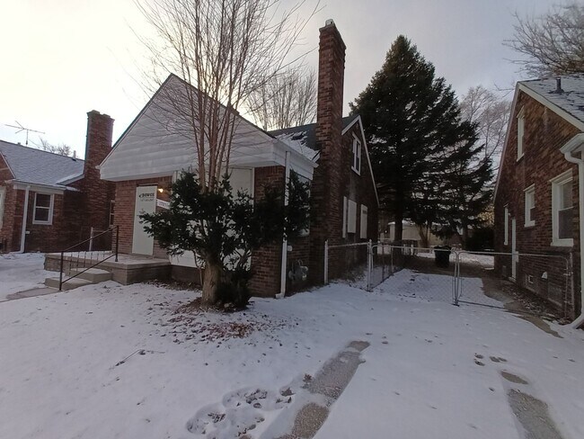 Building Photo - 3 bedroom 1 bath bungalow now available! - $1200/mo