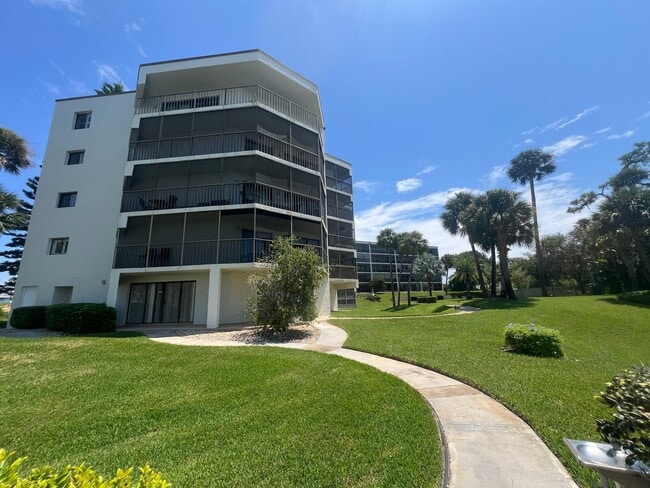 Building Photo - BEAUTIFUL and Renovated Riverfront Furnished Condo 2 Bedrooms, 2 Bathrooms