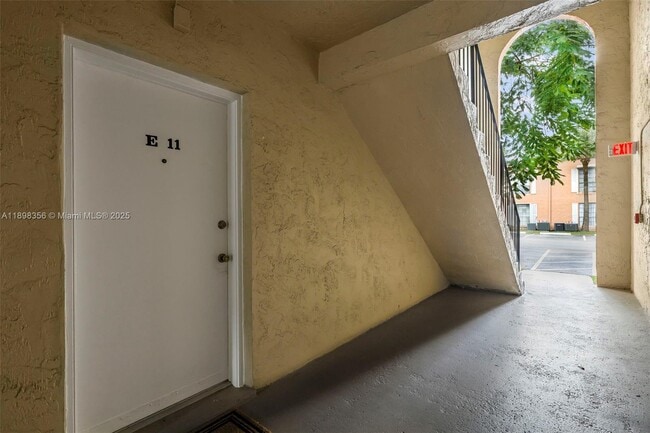 Building Photo - 10780 N Kendall Dr