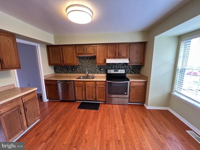 Building Photo - 8297 Londonderry Ct