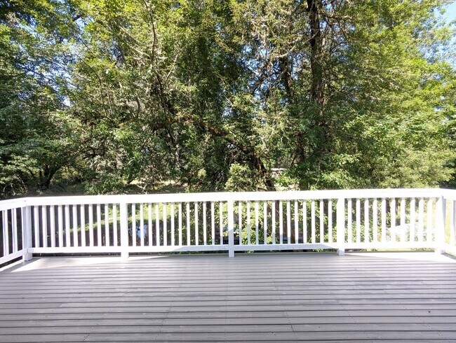 Building Photo - Charming 1 Bedroom Apartment w/ Deck Overl...