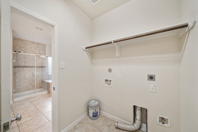 Building Photo - 10003 Open Slope Ct