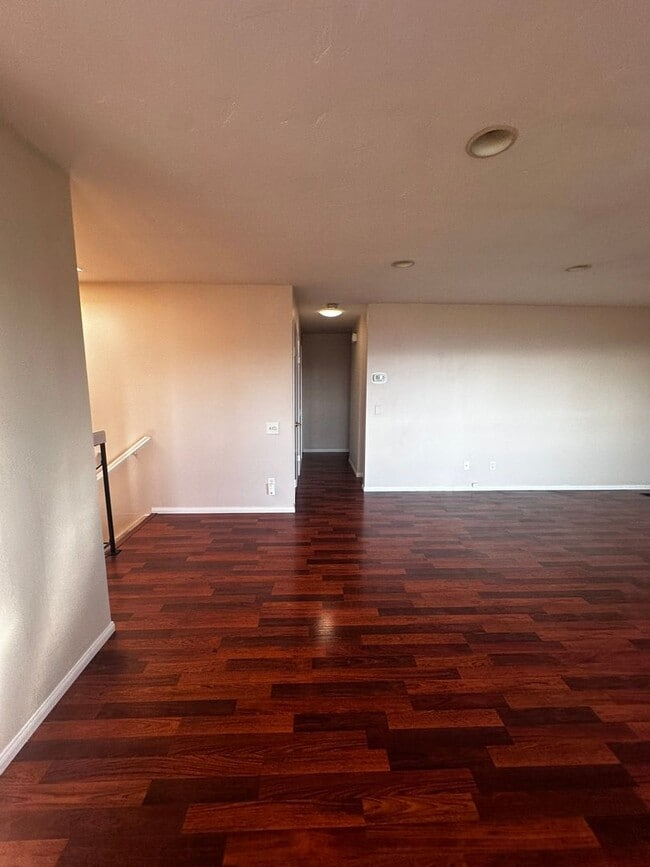 Building Photo - Beautiful 3 bed, 2 bath Townhome close to USD and Mission Valley!