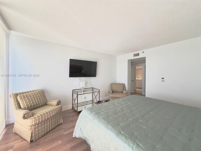 Building Photo - 1000 W Island Blvd