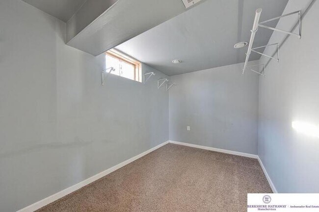 Building Photo - 3 bedroom in Omaha NE 68114