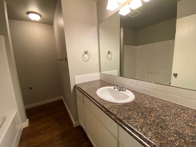 Building Photo - 3 Bed 2 Bath Duplex in Moore Schools!