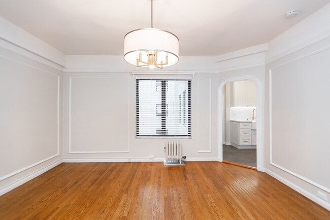 Interior Photo - 2275 Broadway