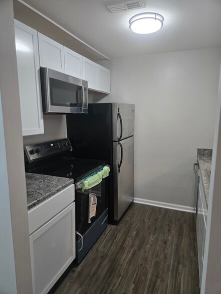 Updated kitchen - 417 Ashton Ln