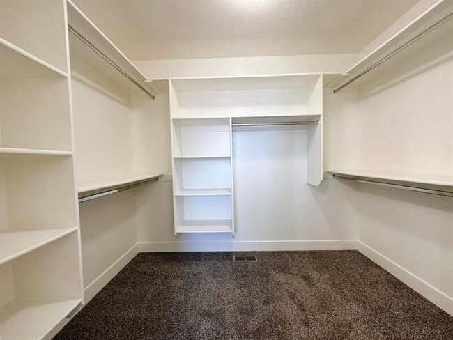 Building Photo - 225 950 E