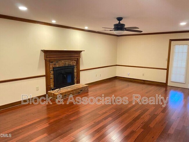 Building Photo - 5 Trump Ct