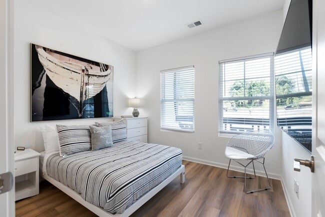 Building Photo - New luxurious townhome steps away from Downtown Acworth!