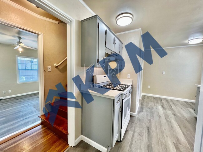 Building Photo - 401 W Mariposa Ave