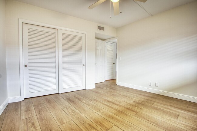 Building Photo - 1301 E Hillsboro Blvd