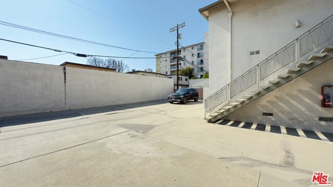 Building Photo - 979 S Kingsley Dr