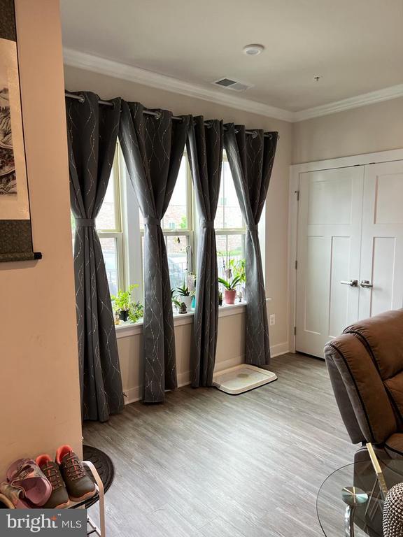 Building Photo - 5733 Meadowood St