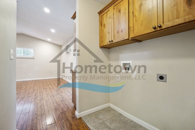 Building Photo - 1 Bedroom 1 Bath Cottage with Off Street P...