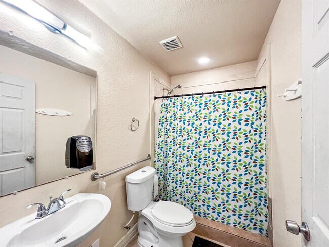 Building Photo - 5715 Ladonia St