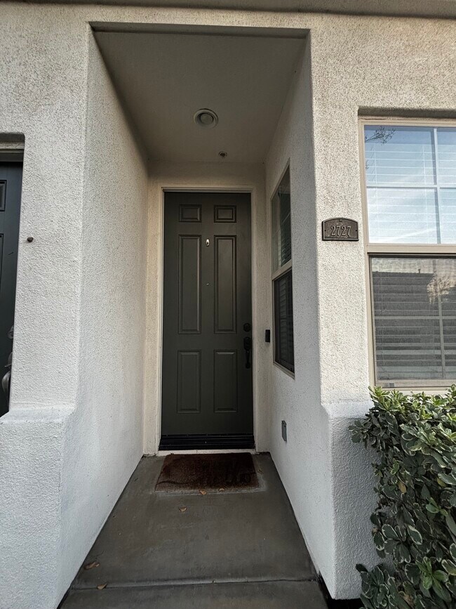 Building Photo - 2727 Bellezza Dr