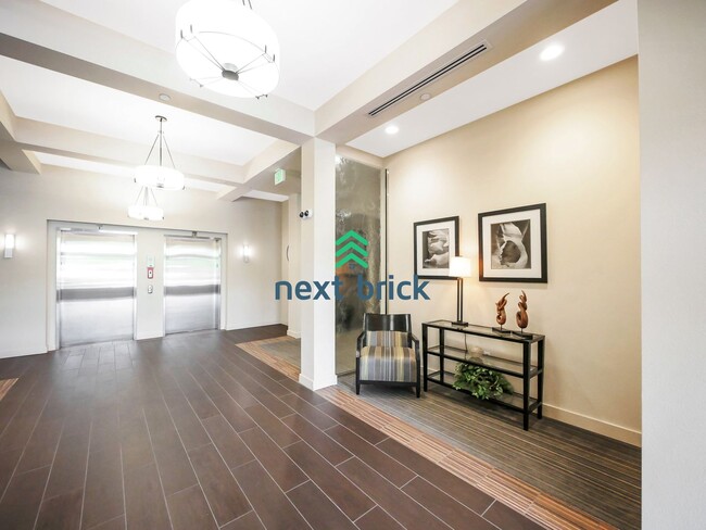 Building Photo - 1 Bed and 1 Bath Stunning Redmond DT Condo...