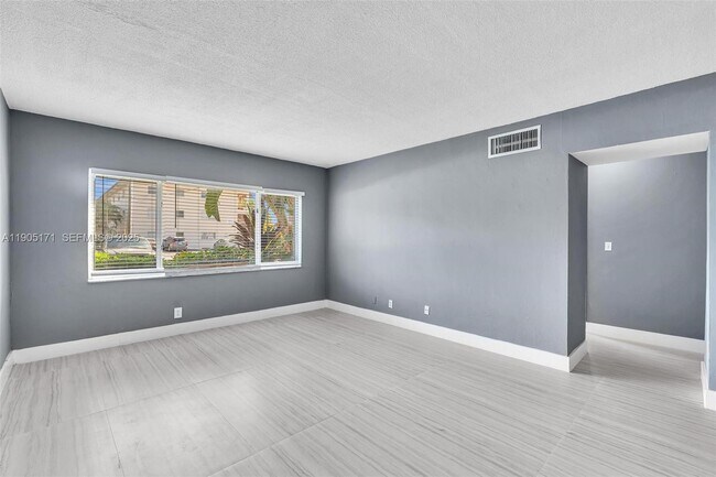 Building Photo - 101 SE 6th Ave