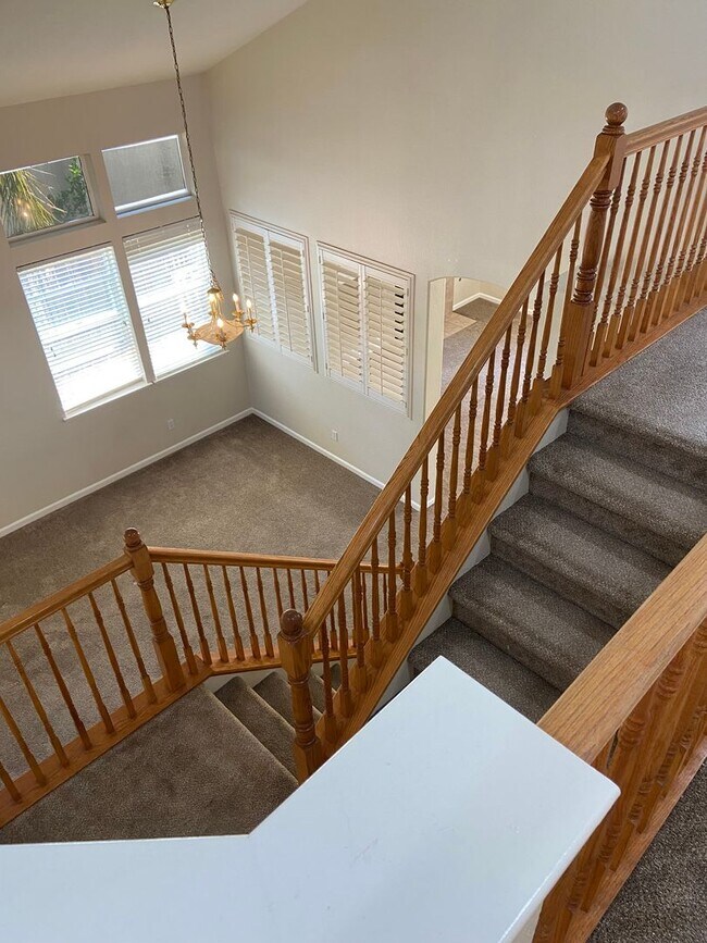 Building Photo - Spacious 4Bdrm, 2.5 bath off Sheldon & Hwy 99