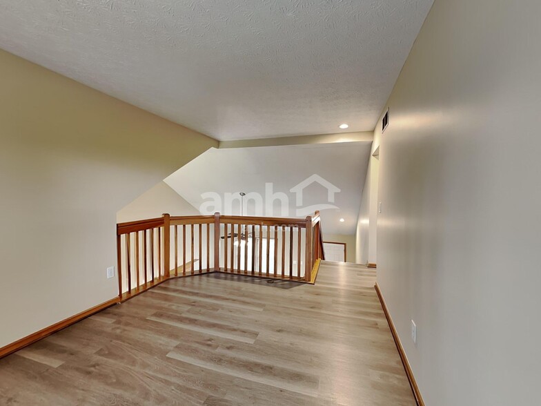Building Photo - 555 Allis Pl E