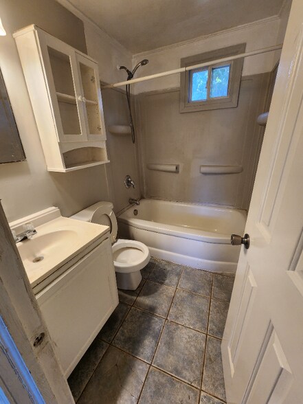 Building Photo - 826 Hanover St