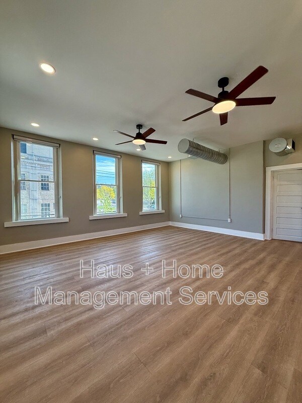 Building Photo - 906 Penn Ave