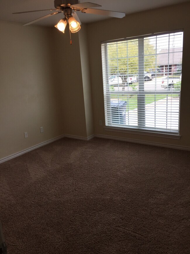Building Photo - College Station. - 3 bedroom/3 bath Duplex, fenced in back yard, ready for an August 2026 move in.
