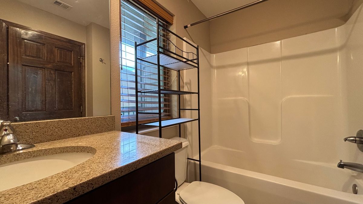 Building Photo - 121 Village Dr