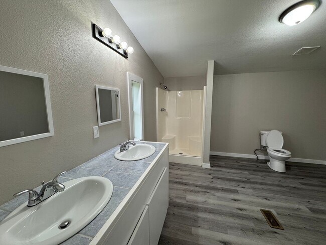 Building Photo - Completely Remodeled • 3 Bed • 2 Bath • Ne...