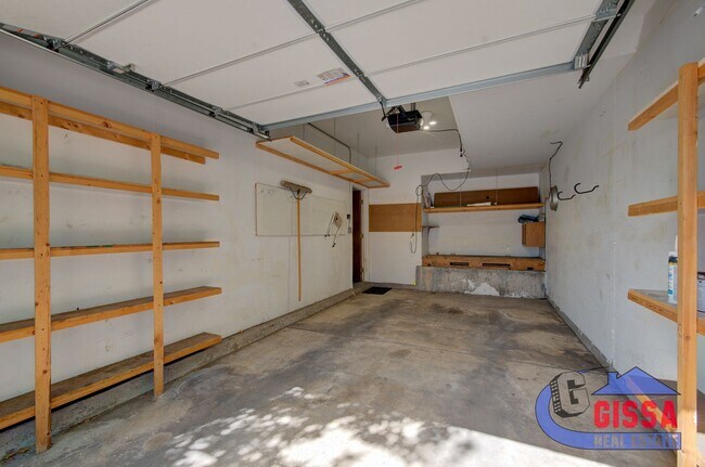 Building Photo - Cute townhome with 2 bedrooms - 1 1/2 bath...